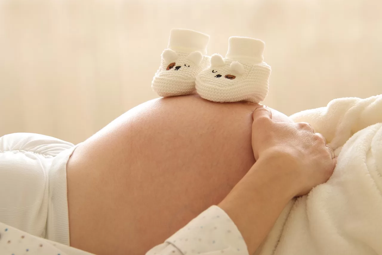 BAG: Kün­di­gungs­schutz von Schwan­ge­ren beginnt 280 Tage vor dem Geburtstermin